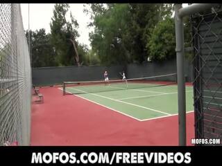 Еротичний теніс матусі знаходяться спіймана розтягування до a матч
