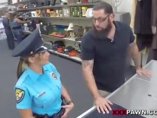 Jeune femme police officier hocks son flingue
