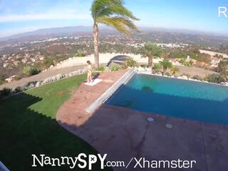 Nannyspy غير كفء nanny يعاقب مع عبودية النشوة