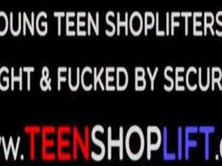 Liten tenåring shoplifter fanget av en vakt og har til betale