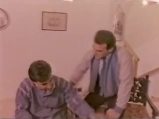 그리스의 x 정격 영화 stin glyfada ena krevati gia pente (1984)