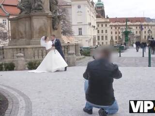 Vip4k diva in bridal jurk zuigt strangersâ penis en