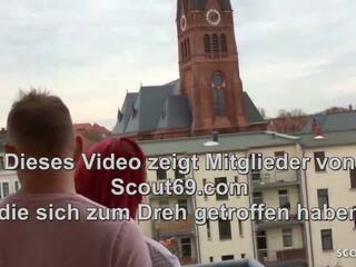 Rödhårig tyska tonårs slampa fan klient och låt kissa på henne