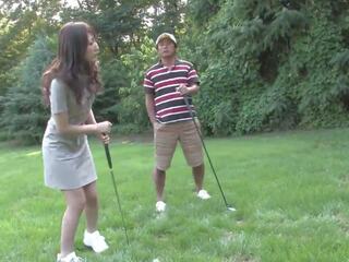 Eager morena ama chupando duro pinchazo en la golf. | xhamster