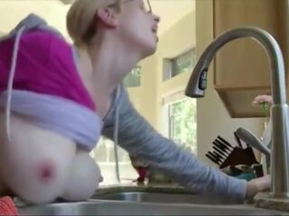 Veliko oprsje varanje žena stavke na kuhinja counter: brezplačno x ocenjeno film 8d | sex