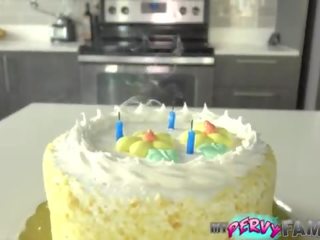 Janna hicks surpriza step-son me cake dhe një derdhje jashtë!