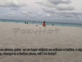 Mostrando el culo en tanga por la playa y calentando um hombres&comma; solo dos se animaron um tocarme&comma; vid completo en xvideos vermelho
