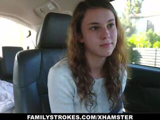 Familj cuddles - attraktiv tonårs suger henne stepdad för en bil | xhamster