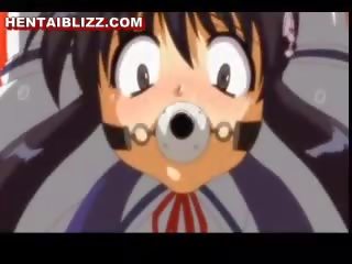 Servitù hentai muzzle prende fingered wetpussy