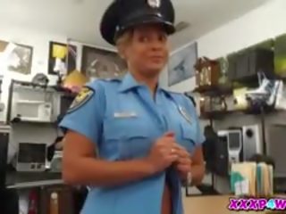 Copine police essais à pawn son flingue