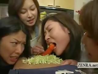 Subtitled jaapan milfs ja läki riietes naine paljaste meestega suuseks toit pidu