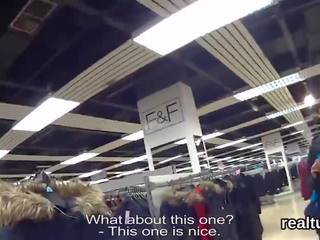 Affascinante ceco pollastrella è preso in giro in il shopping centro e sbattuto in pov