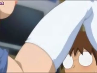 Pleasant anime ķildīga sieviete rāda viņai krūzes