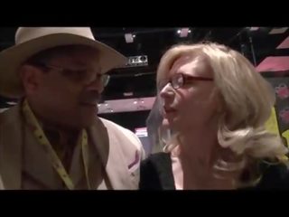 Nina Hartley meets DapperDan at Exxxotica Gives private cuntlick lesson HD