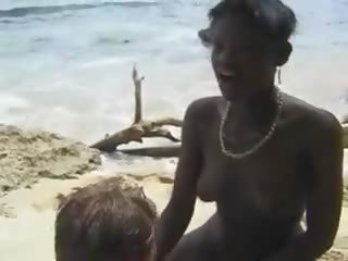 Chlpaté africké adolescent súložiť euro priateľka v the pláž