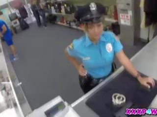 Polícia dôstojník couldnt hock ju zbraň