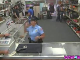 Novia policía intentos a pawn su pistola