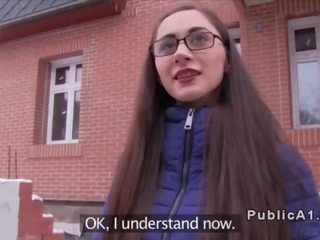 Tjeckiska brunett amatör suger i offentlig