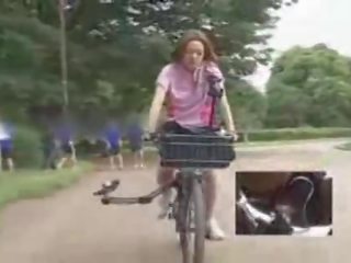 Japans vriendin masturbated terwijl rijden een specially modified seks klem bike!